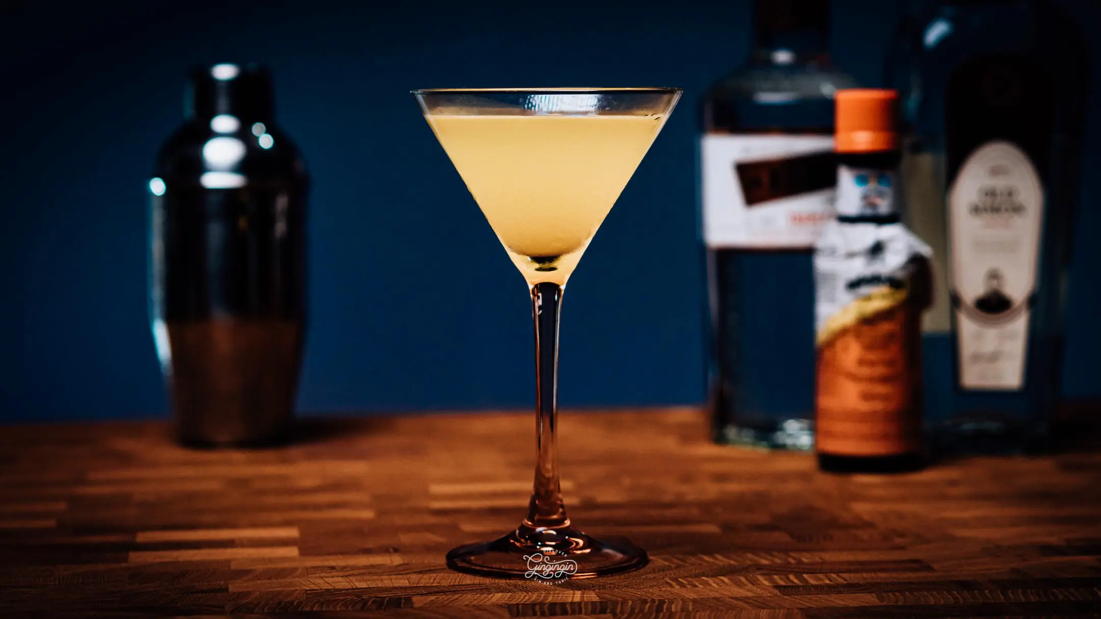 amsterdam-cocktail-genever-triple-sec-orangensaft-gingingin-casual-friday.webp