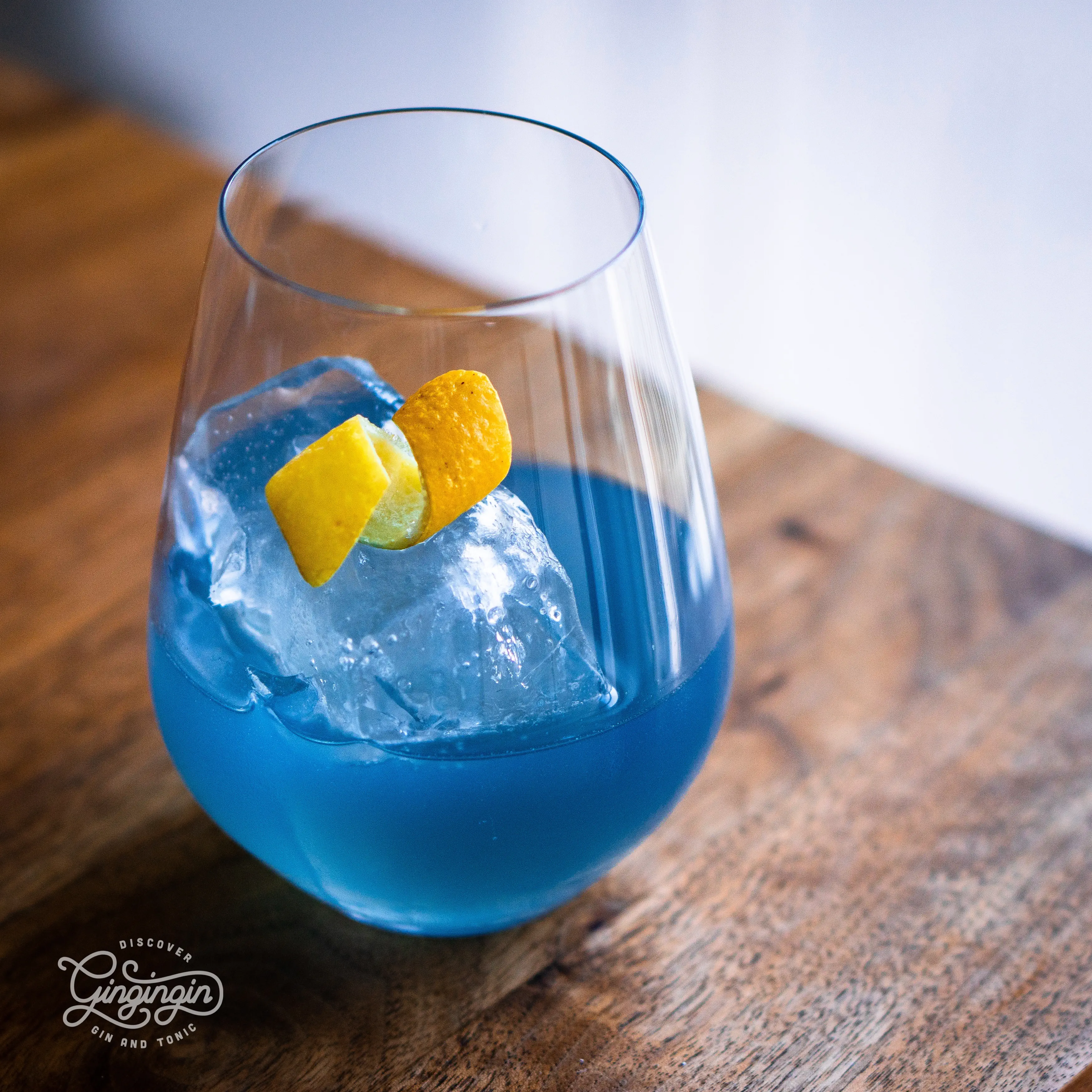 violettfizz-cocktail-gin-haymans-royal-dock-glass-only-casual-friday-club-gingingin.webp